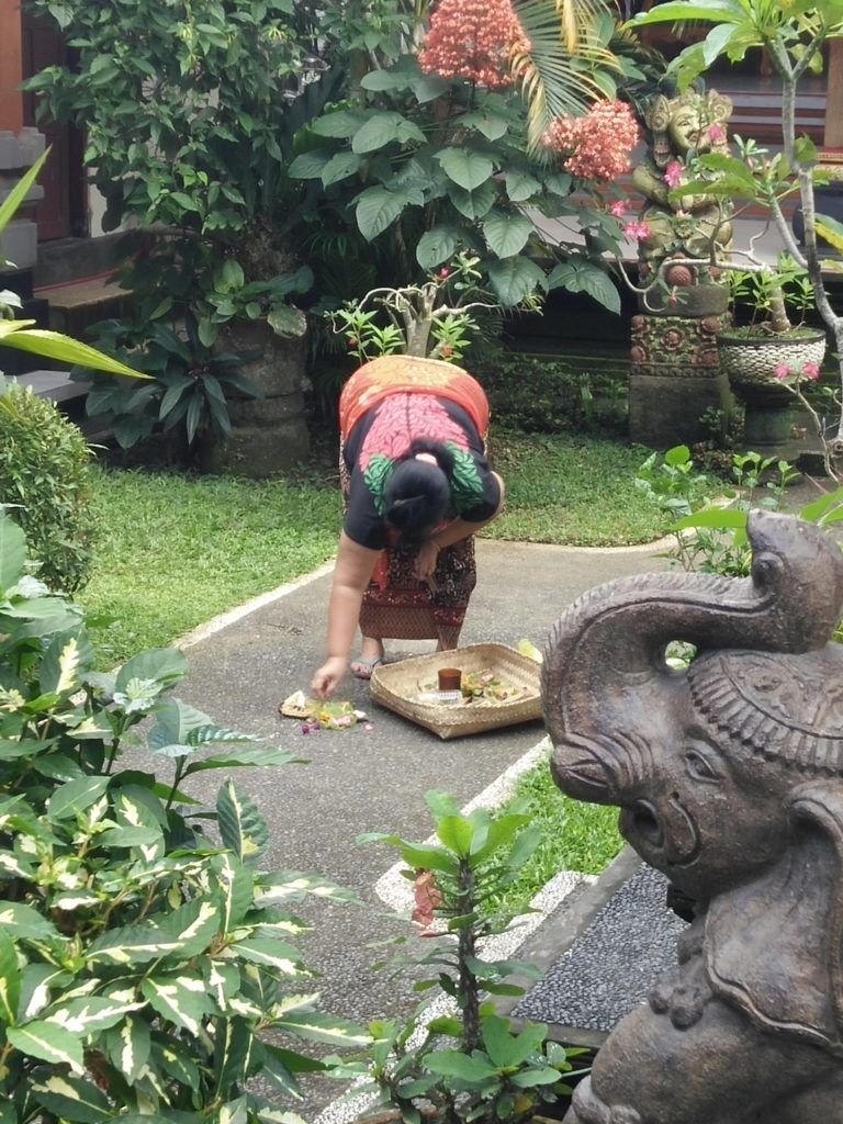 Rituel chaque matin dans notre Guesthouse à Ubud, Bali - Indonésie
