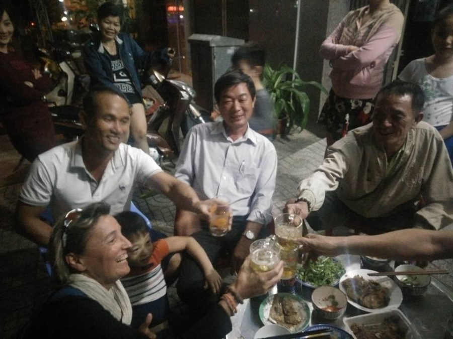 Invitation à l'improviste autour d'une bière chez des Vietnamiens à Phan Rang - Vietnam