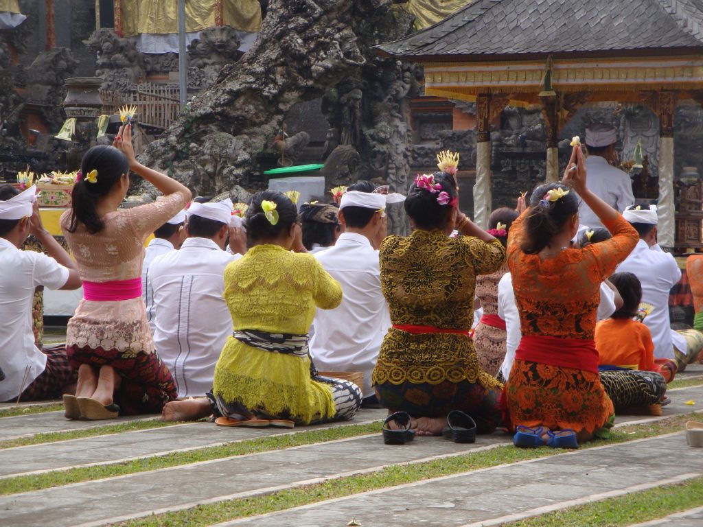 Prière et offrandes à Bali - Indonésie