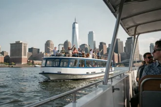 Bateau Circle Line naviguant sur l'Hudson River avec le skyline de Manhattan en arrière-plan